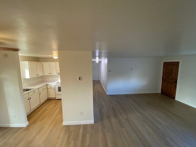 Building Photo - 1673 W Victory Rd