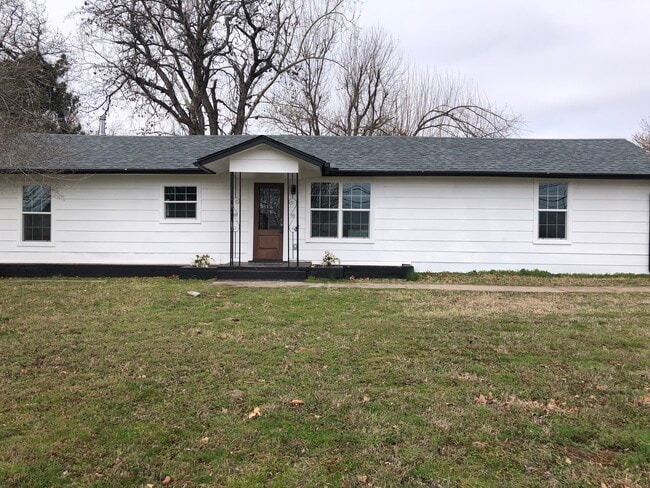 Building Photo - 2667 N Choctaw Rd