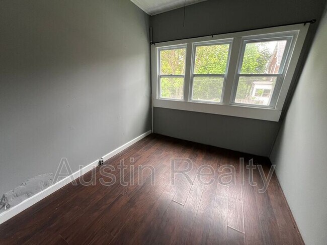 Building Photo - 1364 McCausland Ave