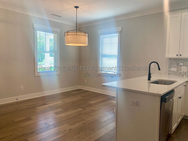 Building Photo - 443 Como Dr