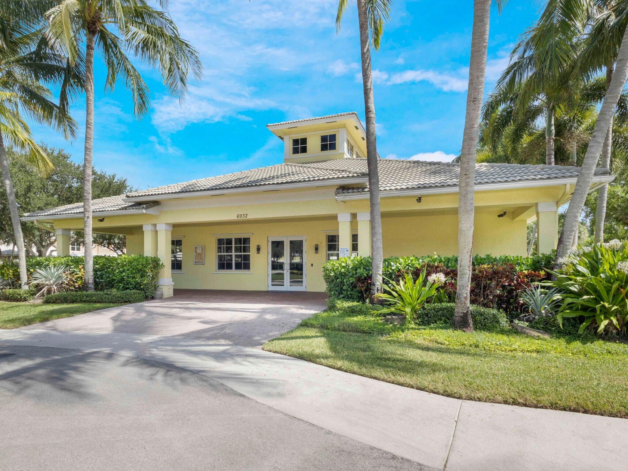 Building Photo - 6821 Hendry Dr
