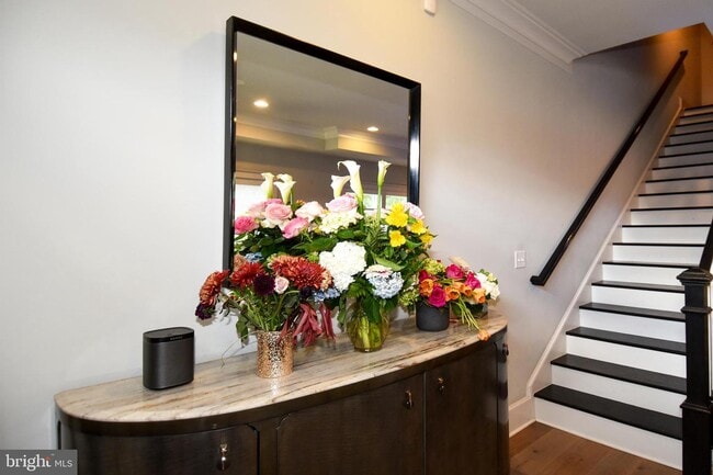 Building Photo - 1540 Levis St NE