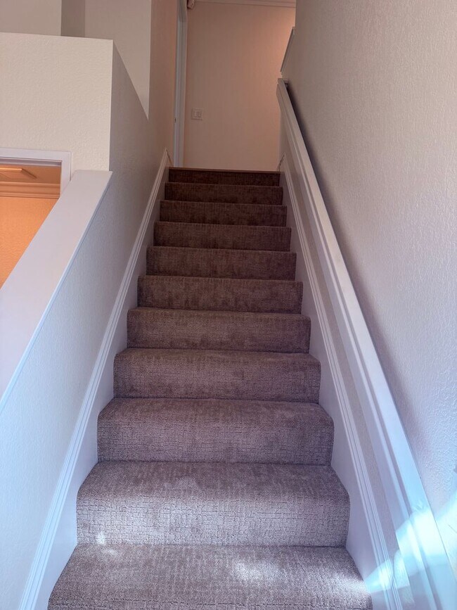 Building Photo - Updated 3BD/2.5BA 2-Story Townhouse in Pri...
