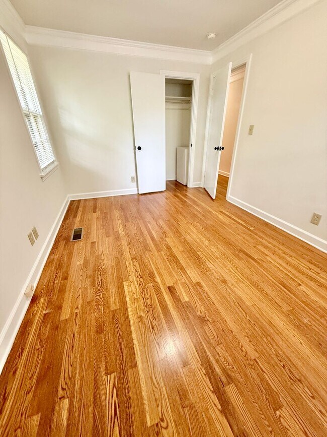 Building Photo - HUGE 4 Bedroom 2.5 Bath Donelson Ranch Cha...