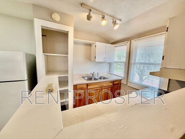 Building Photo - 728 Arlington St