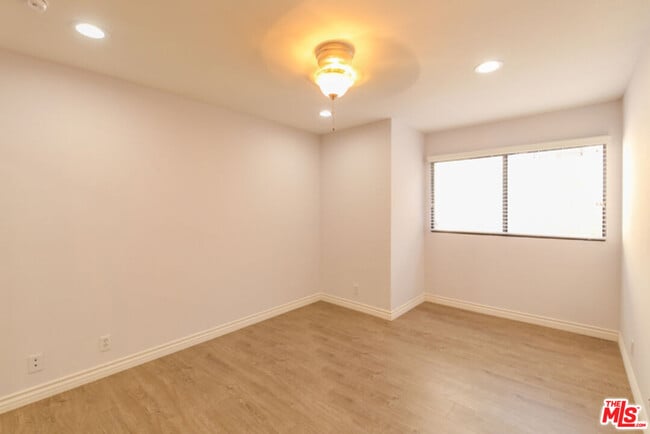 Building Photo - 435 S Virgil Ave