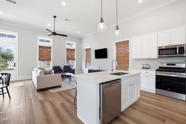 Building Photo - Fully furnished brand new home with garage!