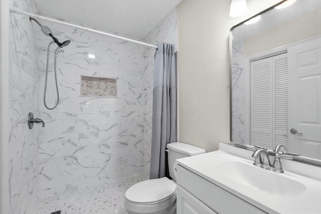 Building Photo - End unit of a Triplex within walking dista...