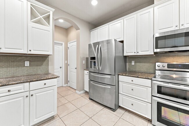 Building Photo - Stunning 3 BR + LOFT / 2.5 BA/ 2-Car-Garage Townhome in GATED community!