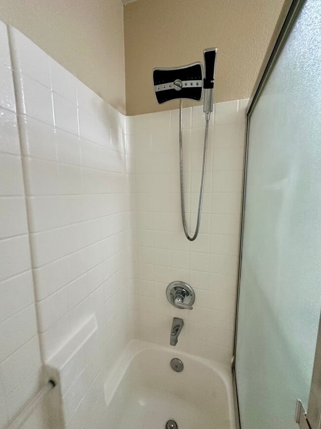 Building Photo - Large 3 bedroom home with loft and large b...