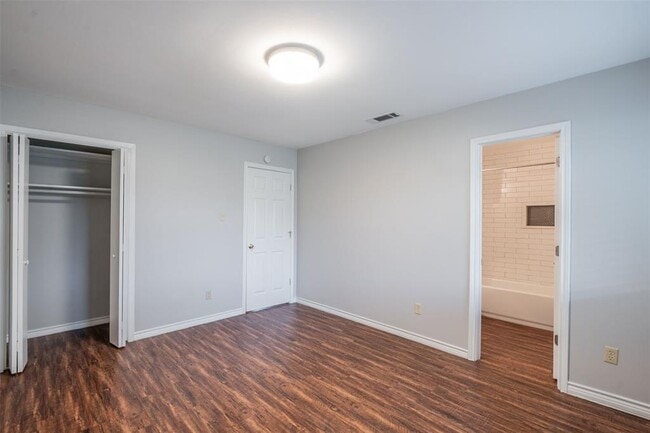 Building Photo - 304 W William Cannon Dr