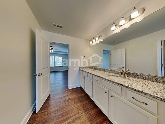 Building Photo - 1360 Lomond Dr