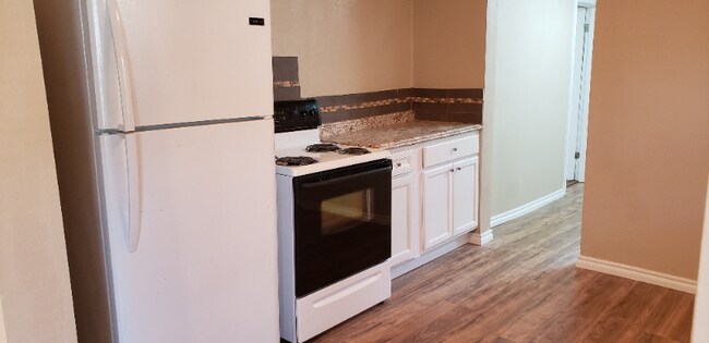 Building Photo - 1304 W Walnut Ave