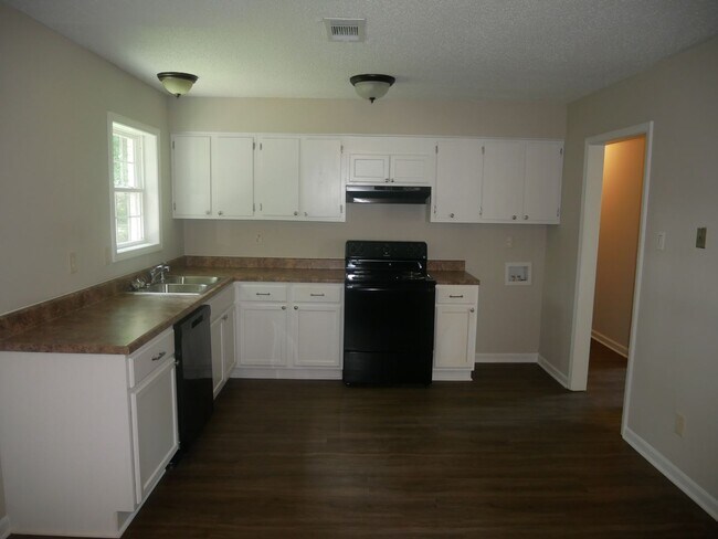 Building Photo - 2011 Coral Hills Dr