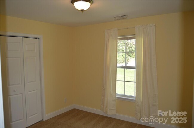 Building Photo - 132 Springfield Rd