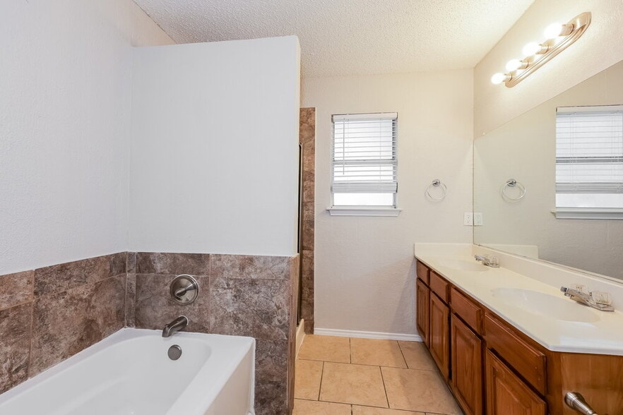 Building Photo - 1104 Havenbrook Dr