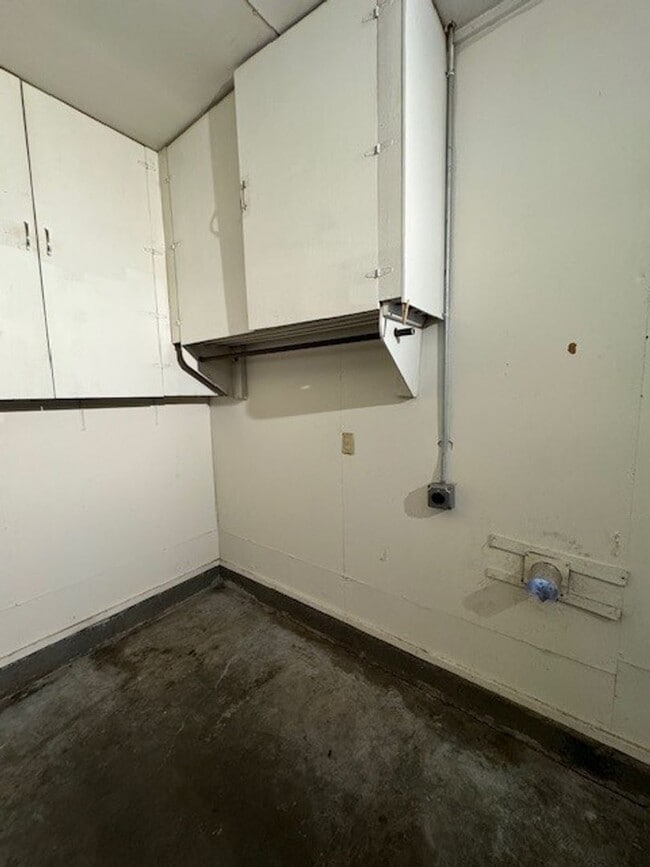 Building Photo - 2 bed, one bath in Norman with carport!