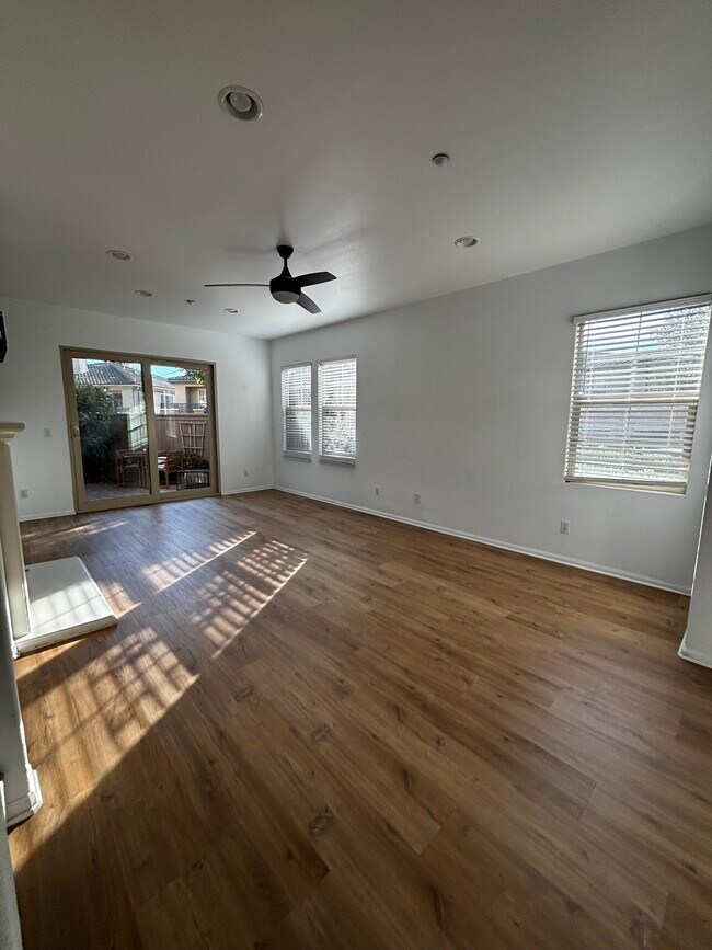 Building Photo - 2727 Bellezza Dr