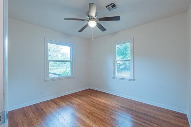 Building Photo - 1512 Bedford Ln