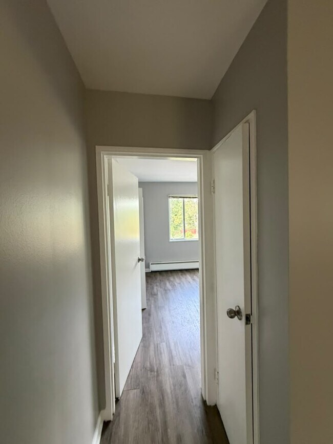 Building Photo - Heart of Laurel unit 12