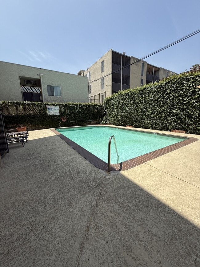 Building Photo - 221 S Oak Knoll Ave