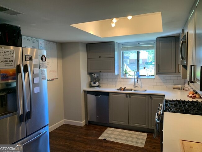 Building Photo - 2032 Powers Ferry Trce SE