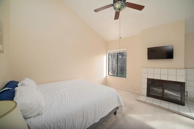 Building Photo - 3/2.5 Executive Condo in Downtown Fresno (...