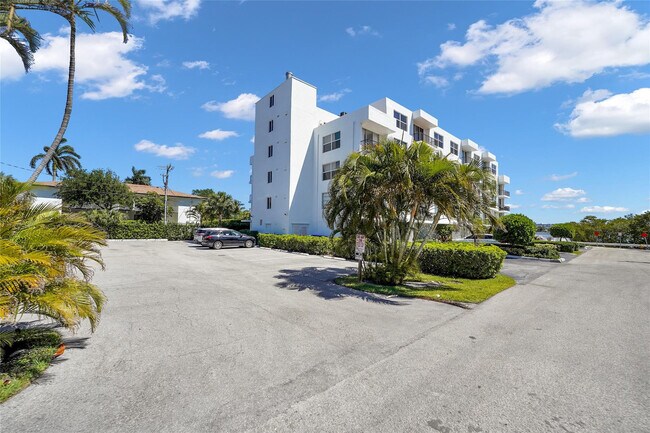 Building Photo - 301 Croton Ave