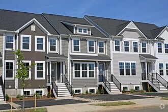 Building Photo - Beautiful Glenbrook Townhome