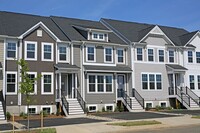 Building Photo - Beautiful Glenbrook Townhome