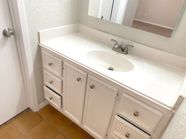 Building Photo - Richmond Area Beauty with Open Family Area