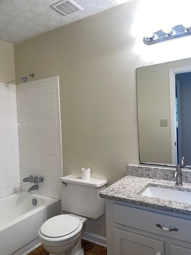 Building Photo - 3 Bed/2 Bath Ranch W/ Granite Counters & SS Appliances!