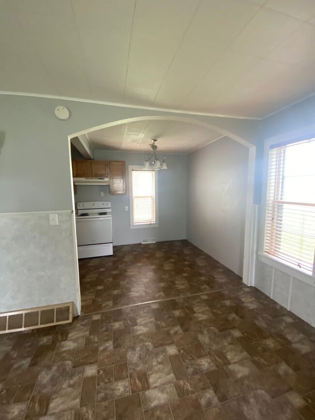 Building Photo - 3 Bed 1 Bath with Double Stall Garage