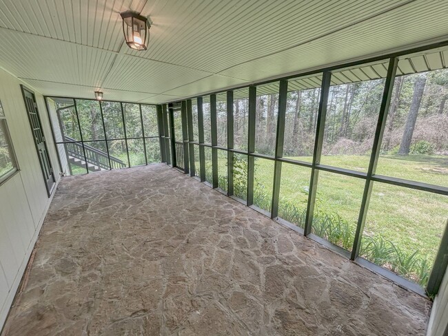 Building Photo - Now Leasing – Fully Renovated Home in Guntersville!