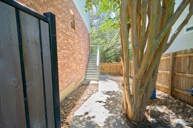 Building Photo - Mission Ridge beauty-4 bedroom 3 1/2 bath-...