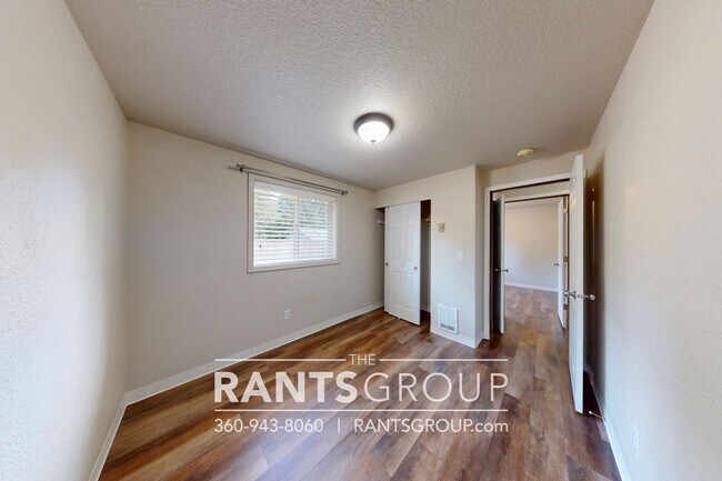 Building Photo - Recently updated home in Beachcrest's quie...
