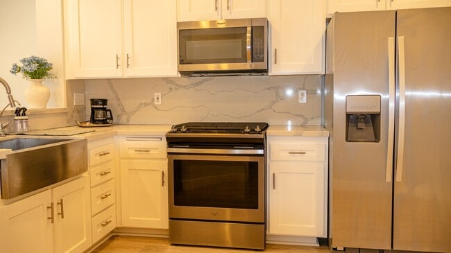 Building Photo - Gorgeous 3 bedrooms 2.5 baths townhome in ...