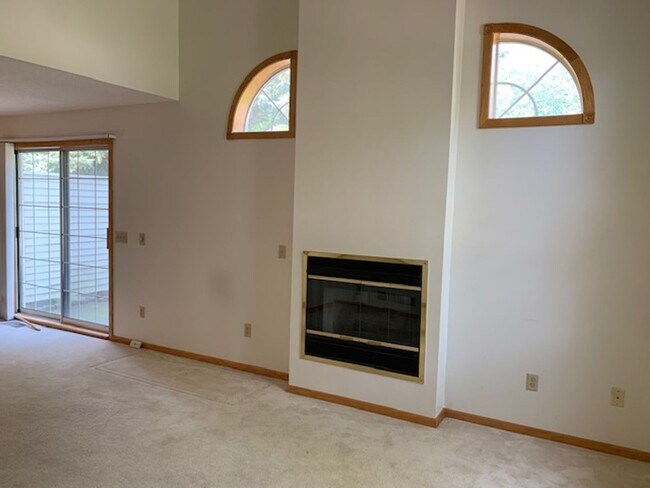 Building Photo - *2Bed*1.5Bath with loft in West Bloomington- Avail Sept 1