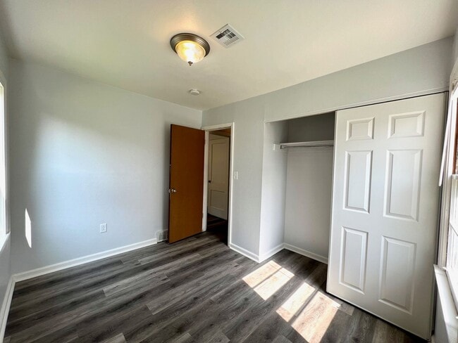 Building Photo - Remodeled Residential Home on East Side - Preleasing for 26/27 School Year!