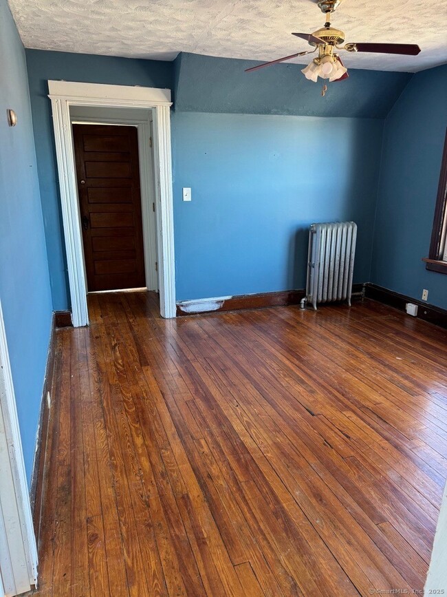 Building Photo - 458 Ridgefield Ave