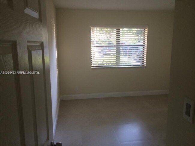 Building Photo - 650 S Park Rd