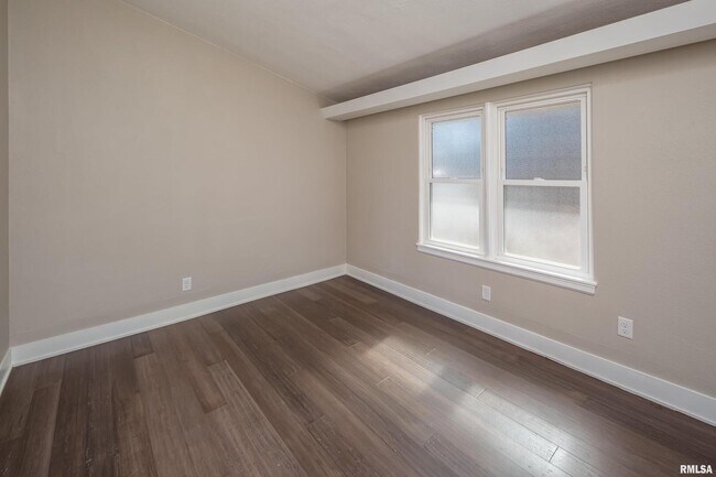 Building Photo - 4640 5th Ave