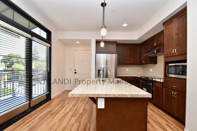 Building Photo - Spectacular 2 Bedroom townhouse apartment.