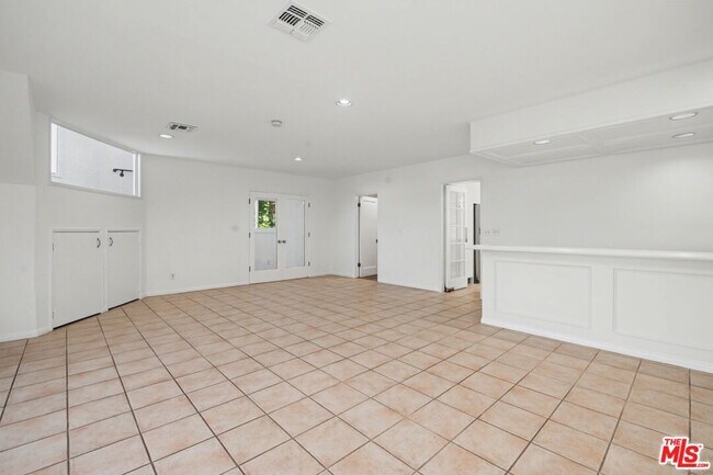 Building Photo - 10543 Almayo Ave