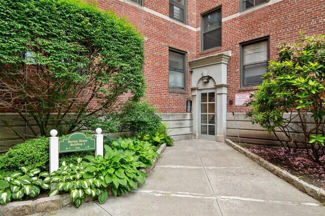 Primary Photo - 212 Larchmont Acres