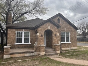 Building Photo - 3 bedroom 2 bathroom with a bonus room