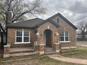 Building Photo - 3 bedroom 2 bathroom with a bonus room