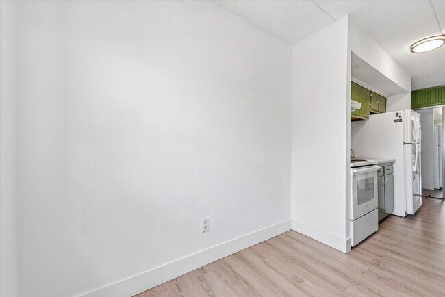 Building Photo - Recently Renovated 2BR Condo in Sought-After Goshen Valley