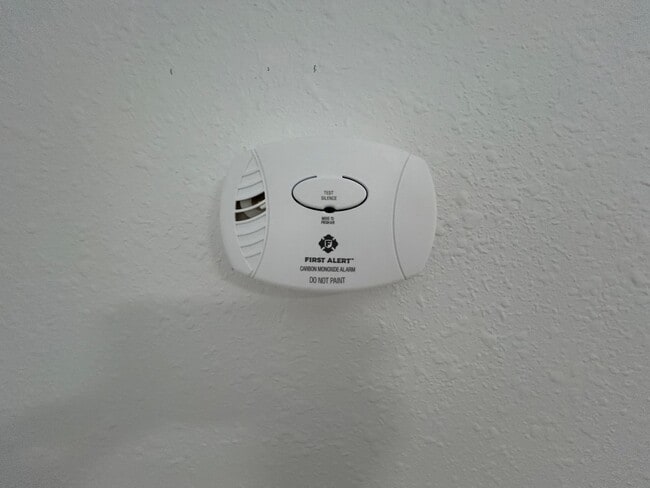 Building Photo - 3 Bedroom 1 Bath Beautiful House with Fenced Yard & Garage