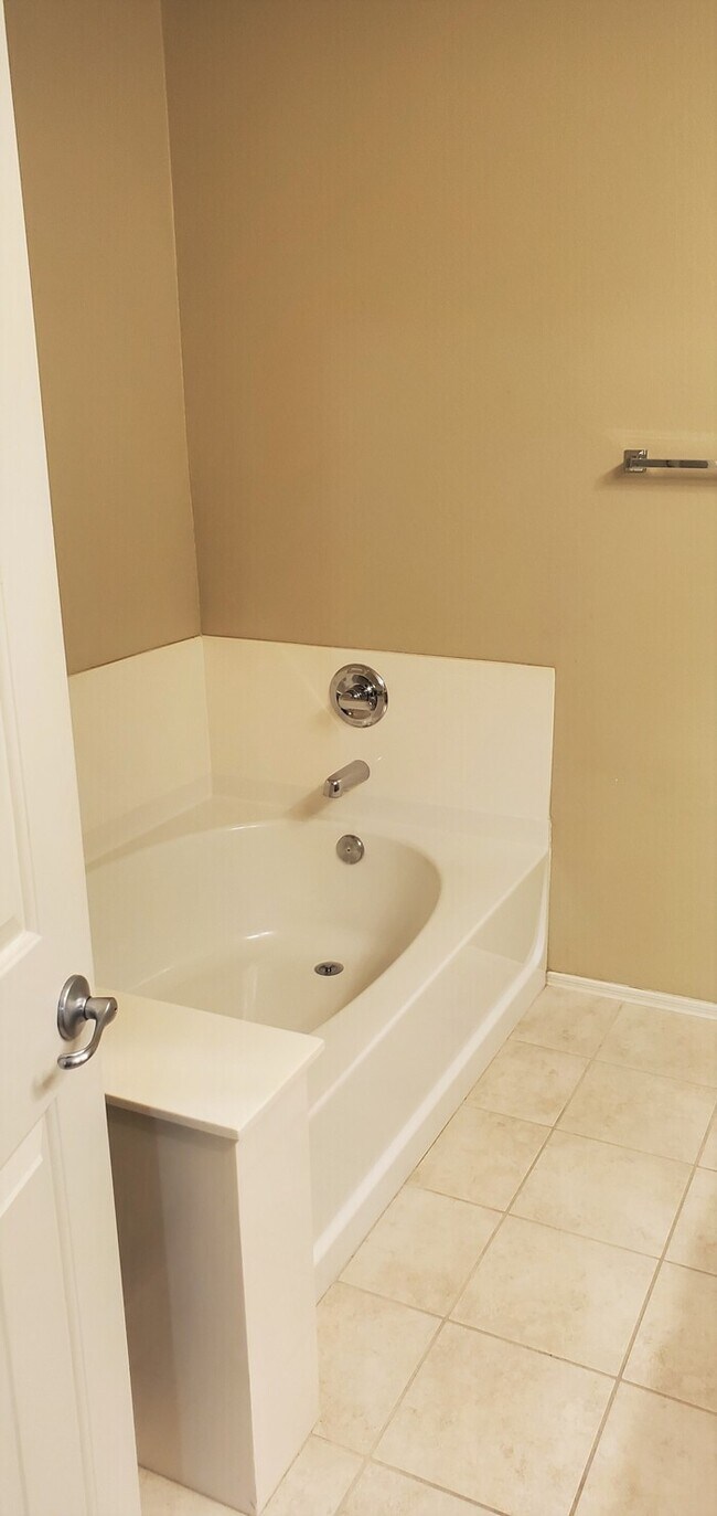 Building Photo - Beautiful 4-Bedroom Home For Rent in Queen...